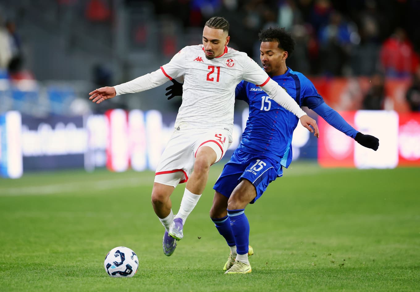 Högerbacken Moutaz Neffati är född och uppvuxen i Hageby i södra Norrköping, med föräldrar från Marocko och Tunisien. Han har spelat ungdomslandskamper för Sverige. I VM spelar han för Tunisien, som möter Sverige i första matchen. Foto: Vaughn Ridley/Getty Images