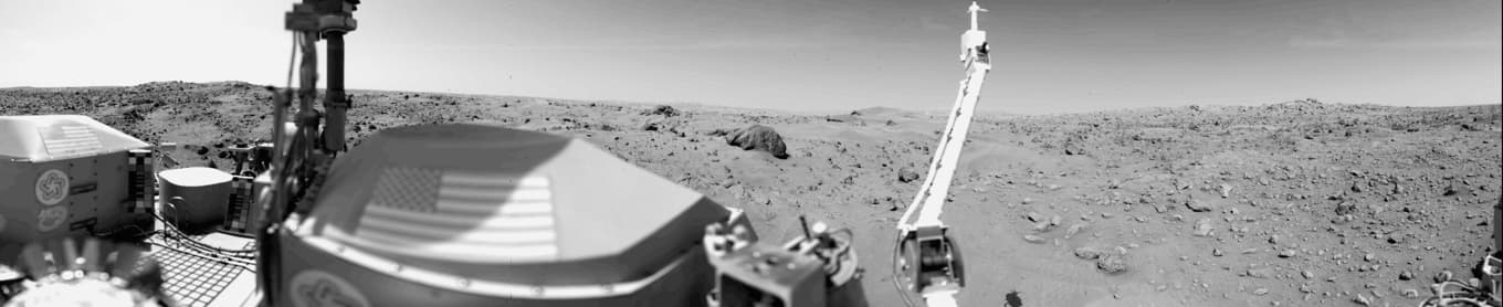 Landskapsbild över landningsplatsen i Chryse Planitia. I förgrunden syns delar av landaren Viking 1. Foto: Nasa