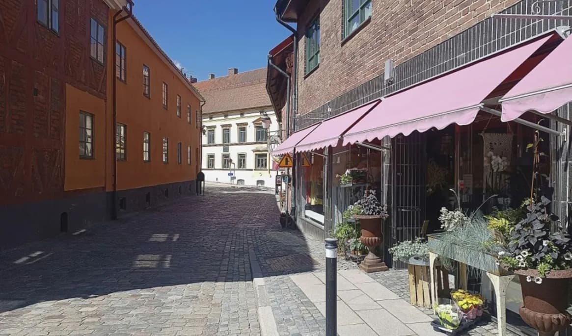 En av gatorna i Ystad som Sven går på när han plötsligt befinner sig i vår tid. Foto: Privat