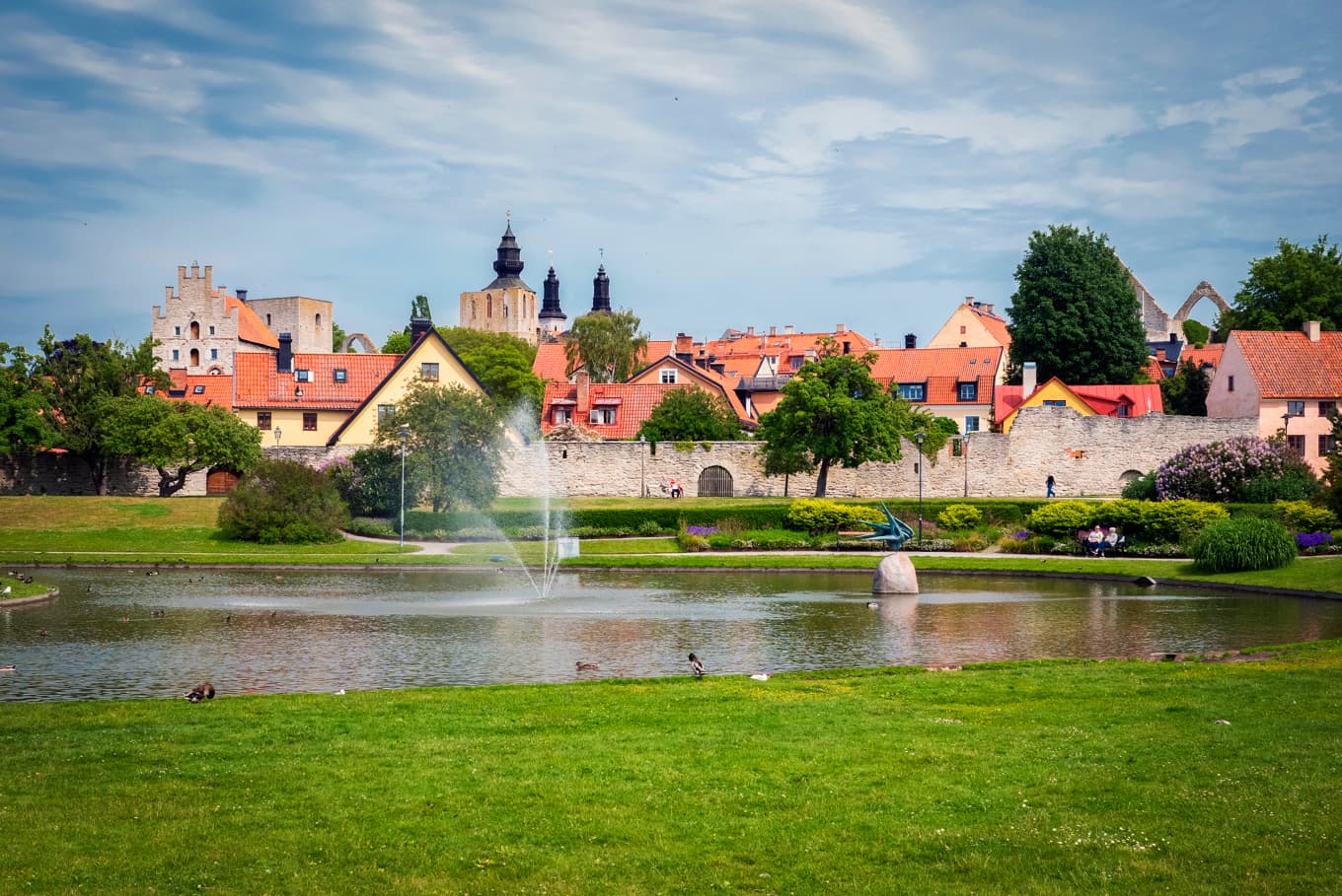 Almedalen, en park nära havet mitt i Visby, är sedan decennier tillbaka den viktigaste mötesplatsen församhällsfrågor. Foto: Bilbo Lantto