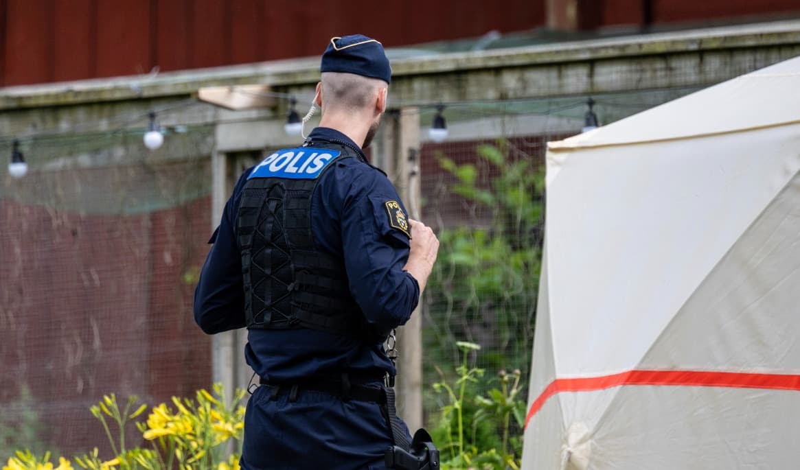 Polis på plats vid ett bostadshus efter att två flickor skadades allvarlig efter ett våldsdåd utanför Alvesta den 13 juni. Foto: Johan Nilsson/TT