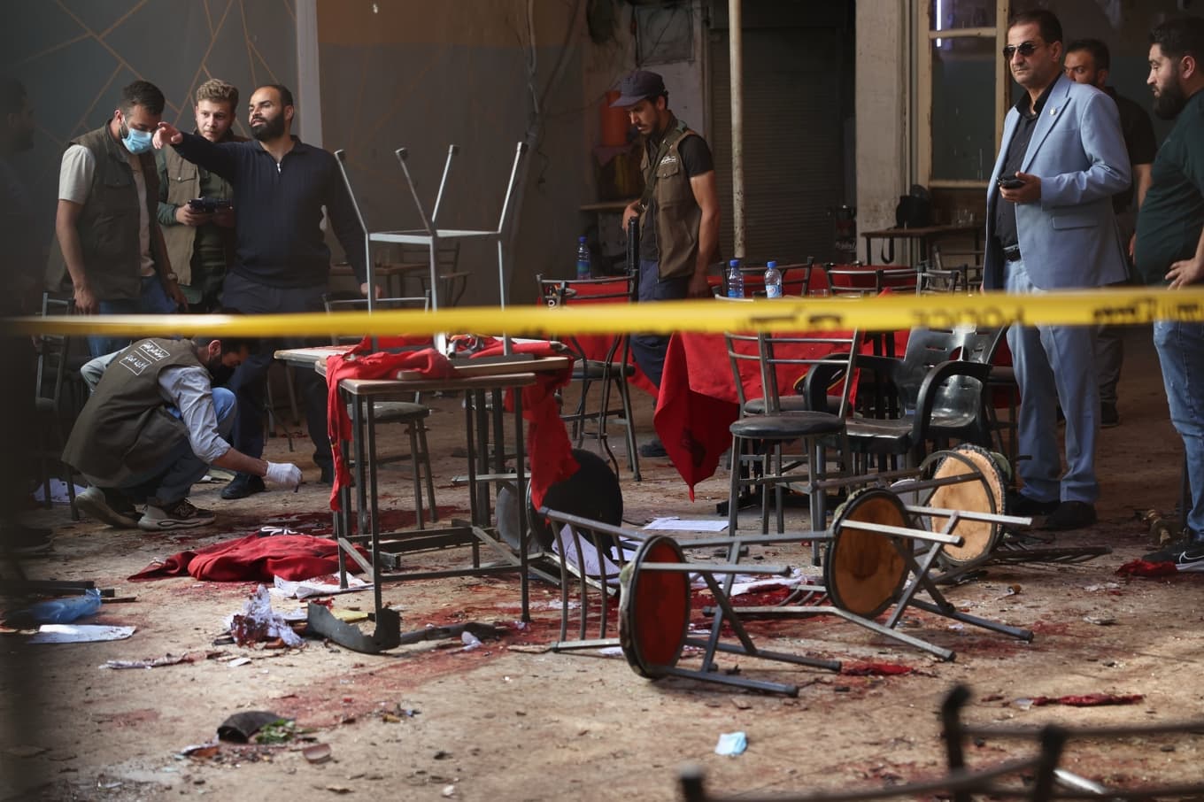 Syrisk säkerhetspersonal undersöker platsen efter att en bomb detonerat på ett kafé nära det stora justitiepalatset i Syriens huvudstad Damaskus på torsdagen. Foto: Ghaith Alsayed/AP/TT