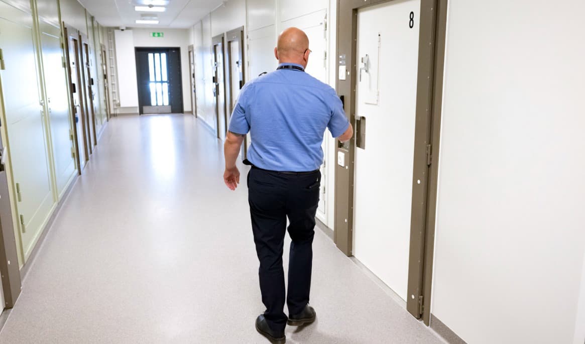 Johan Fritioff, biträdande kriminalvårdschef, visar upp avdelningen där barn ska avtjäna straff. Foto: Pontus Lundahl/TT
