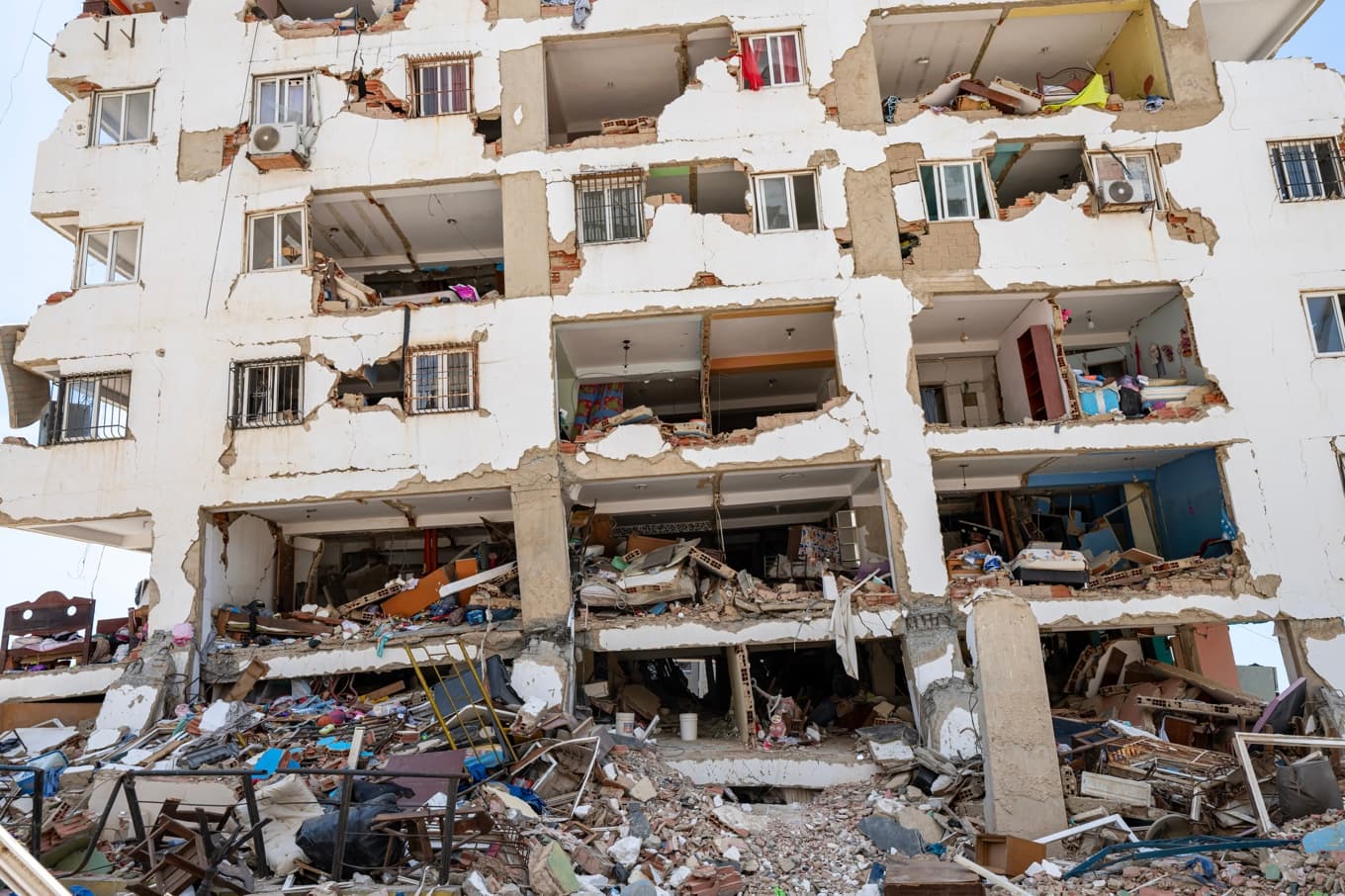 En av alla tusentals byggnader som skadades eller förstördes i skalven i Venezuela. Arkivbild. Foto: Miguel Medina/AP/TT