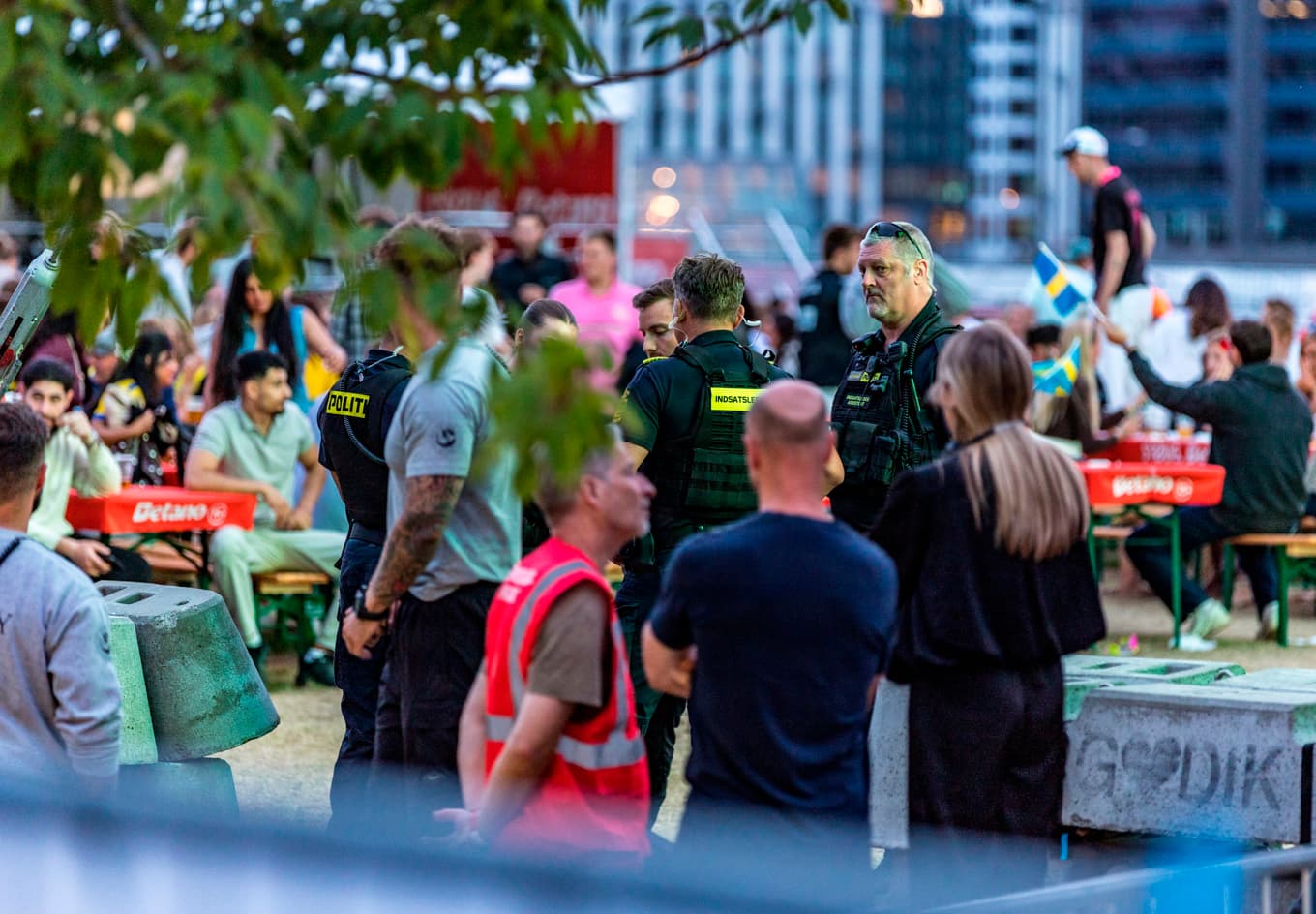 Poliser på plats vid storbildsvisningen av fotbolls-VM på Islands Brygge i centrala Köpenhamn den 30 juni. Foto: Steven Knap/Ritzau Scanpix/TT