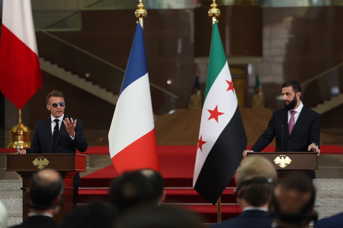 Frankrikes president Macron talar vid en gemensam pressträff med Ahmed al-Sharaa i Syriens huvudstad Damaskus. Foto: Ghaith Alsayed/AP/TT