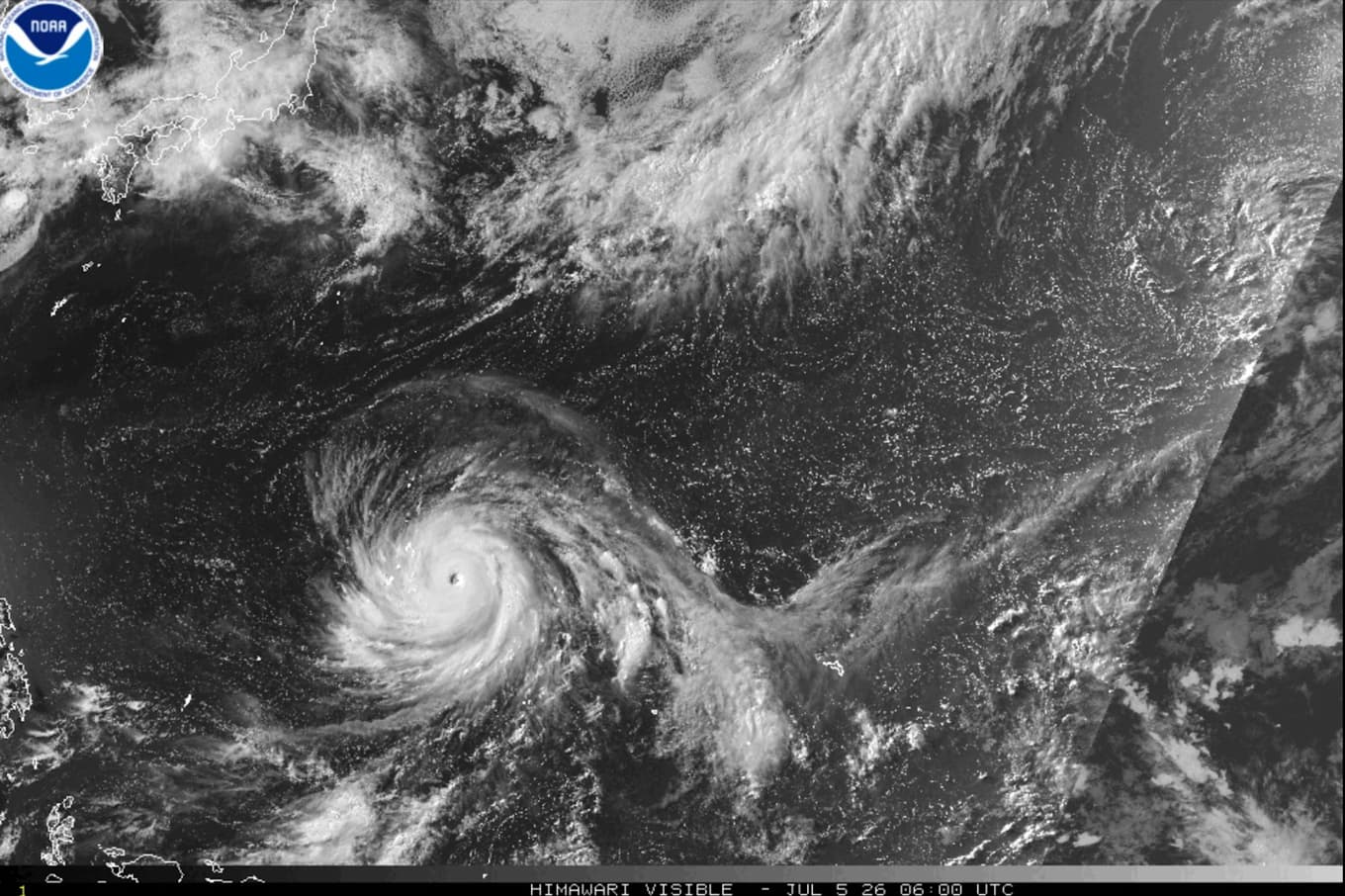 En satellitbild från USA:s vädermyndighet NOAA visar tyfonen Bavi nära det amerikanska territoriet Guam den 5 juli. Foto: NOAA via AP/TT