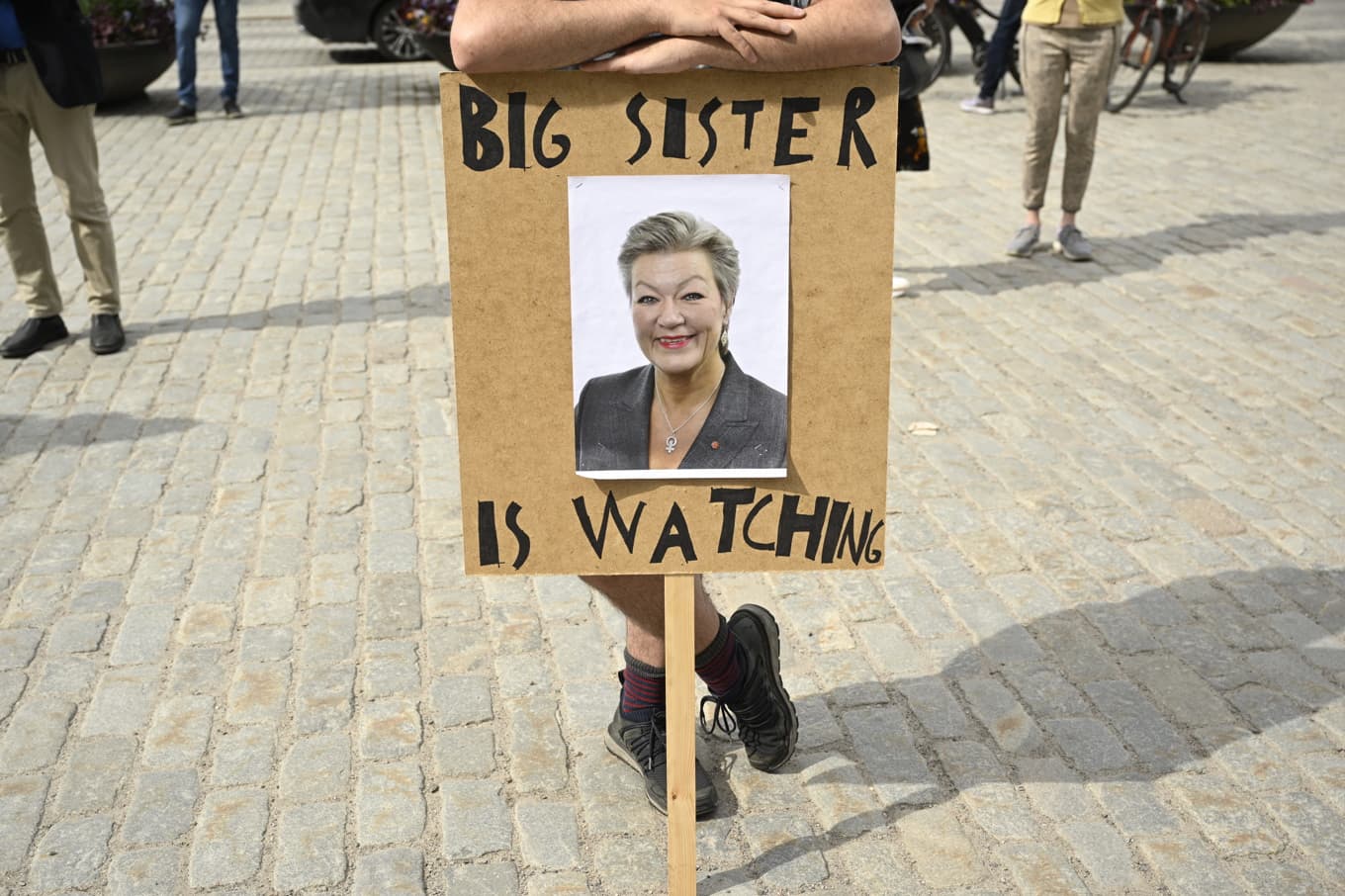 Demonstration 2023 mot EU:s dåvarande inrikeskommissionär Ylva Johansson och hennes förslag för att bekämpa övergrepp mot barn på nätet, som kritikerna kallat ”chat control”. Arkivbild. Foto: Henrik Montgomery/TT