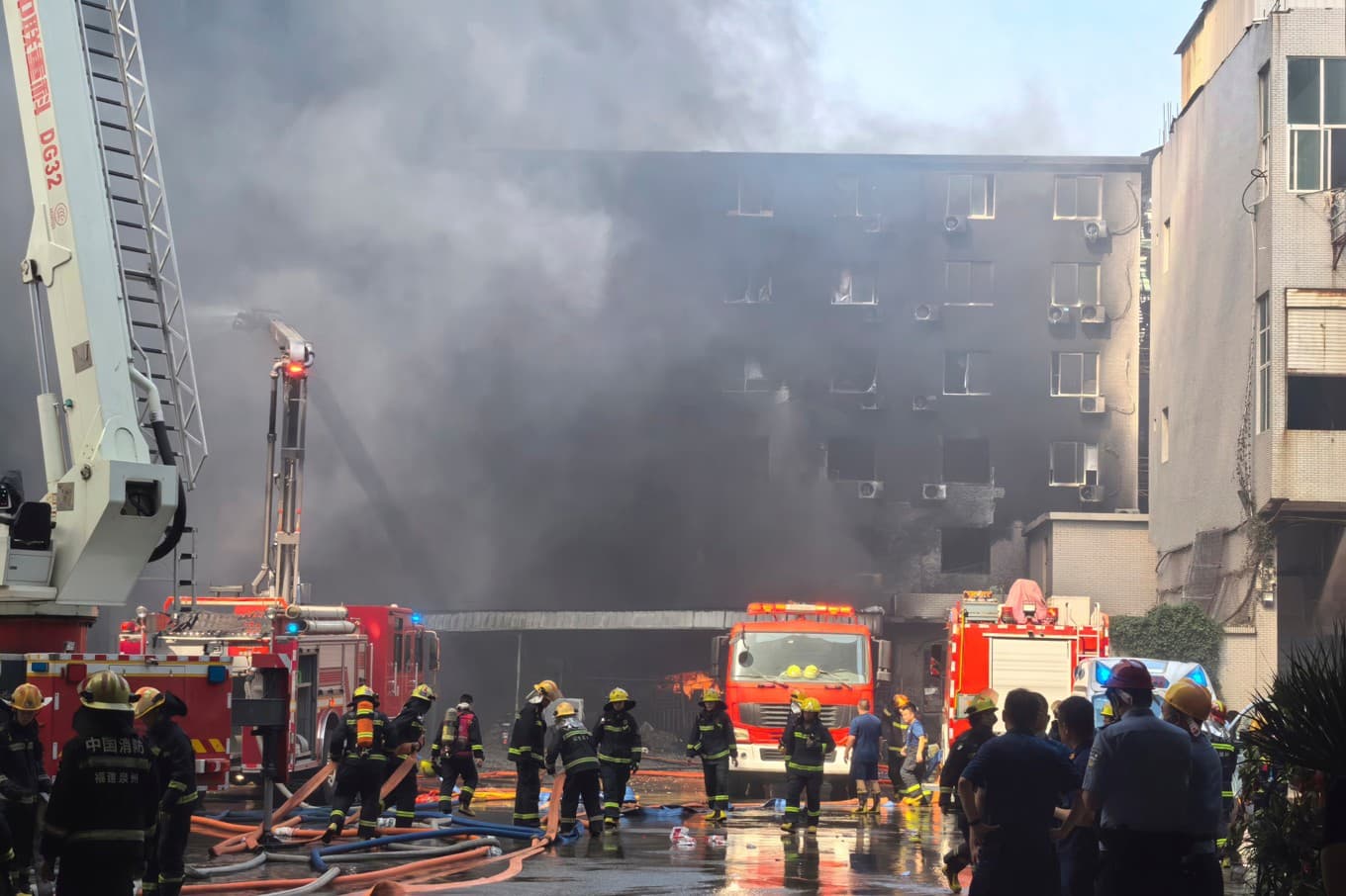 Brandmän arbetar med släckningen av skofabriken i Jiangtou i sydöstra Kina. Foto: Zheng Liang /Xinhua via AP/TT