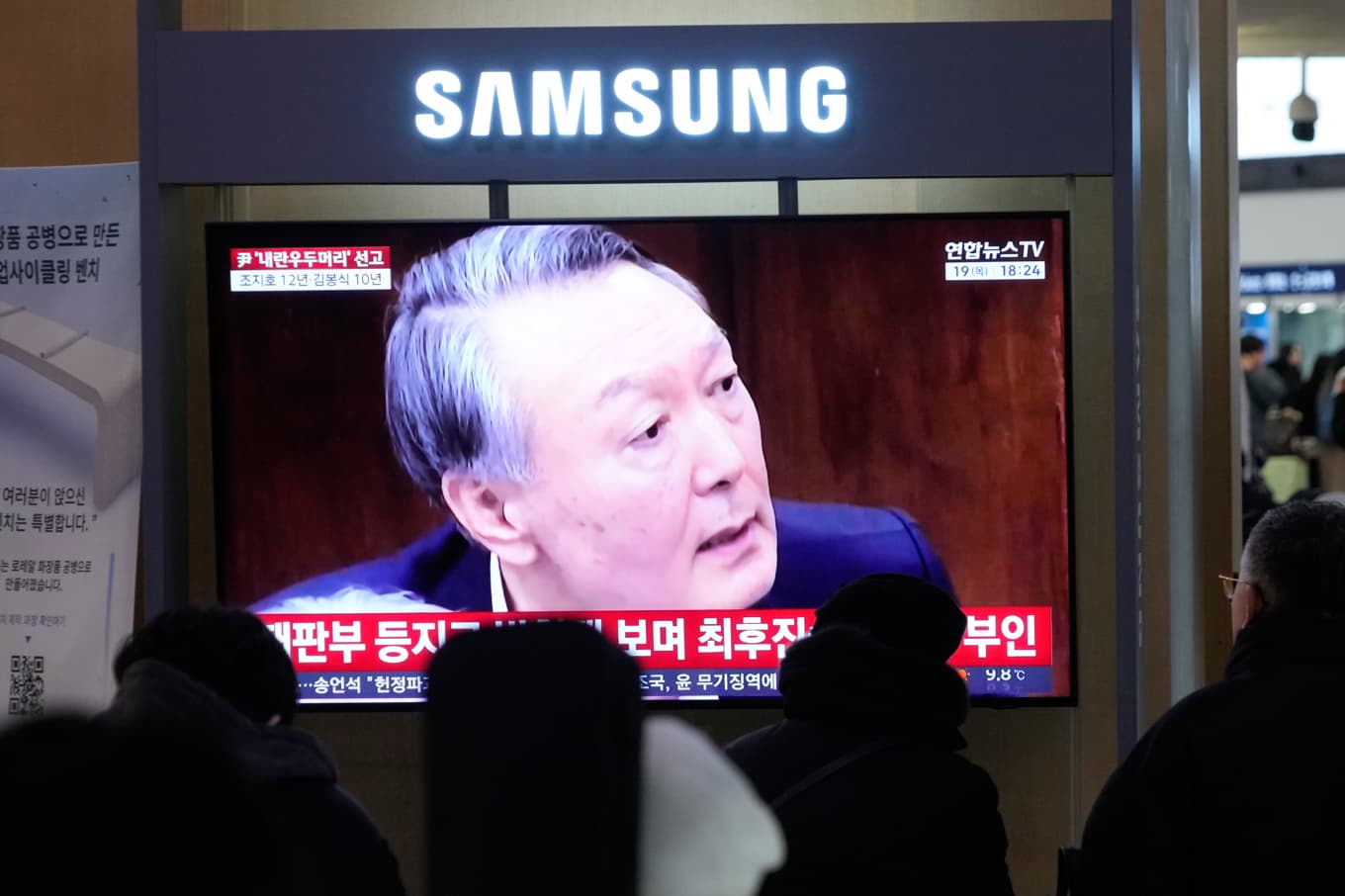 Yoon Suk-Yeol på en tv-skärm på Seouls centralstation i samband med rättsprocesserna mot honom. Arkivbild. Foto: Ahn Young-Joon/AP/TT