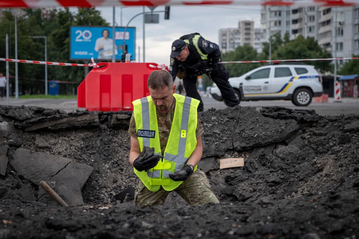 En minröjare på platsen för ett ryskt robotnedslag i Kiev på lördagen. Foto: Dan Bashakov/AP/TT