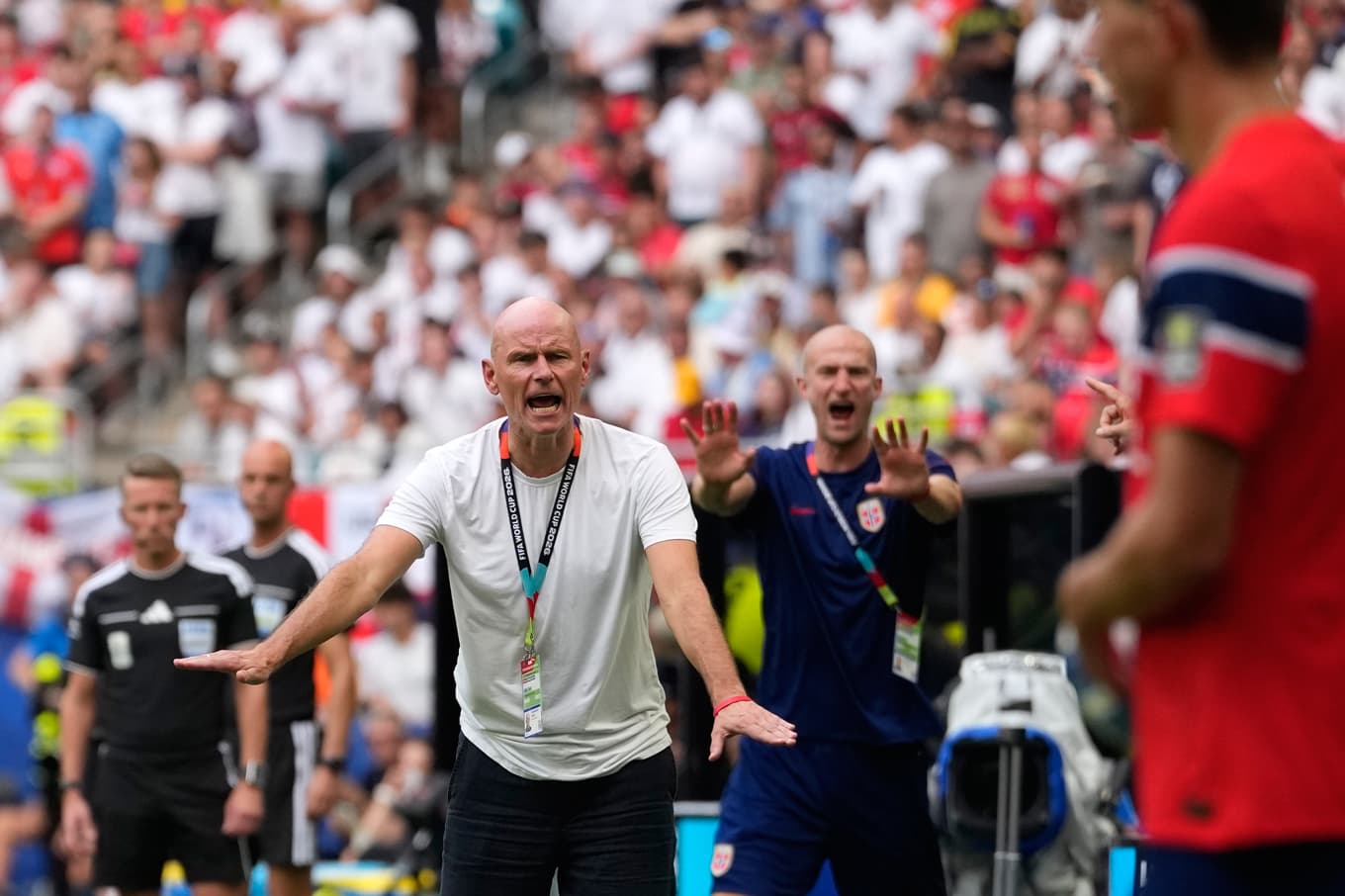 Ståle Solbakken gestikulerar under kvartsfinalen mellan Norge och England. Foto: Rebecca Blackwell/AP/TT