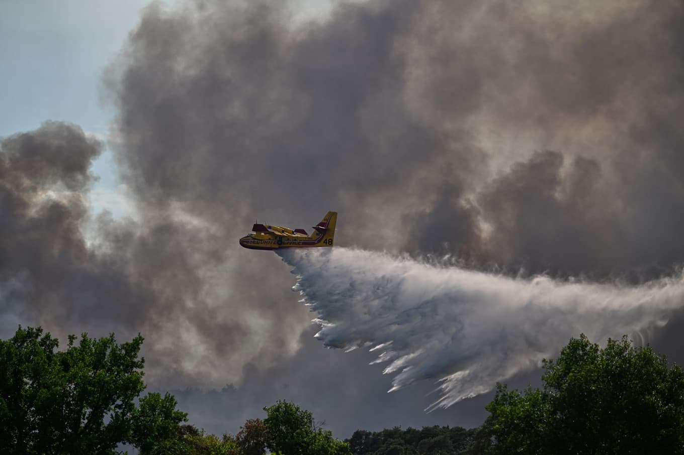 Brandbekämpningsflyg arbetar med att släcka den storbrand som under flera dygn härjat i Fontainebleauskogen, söder om Paris. Bilden är från måndagen. Foto: Emma Da Silva/AP/TT
