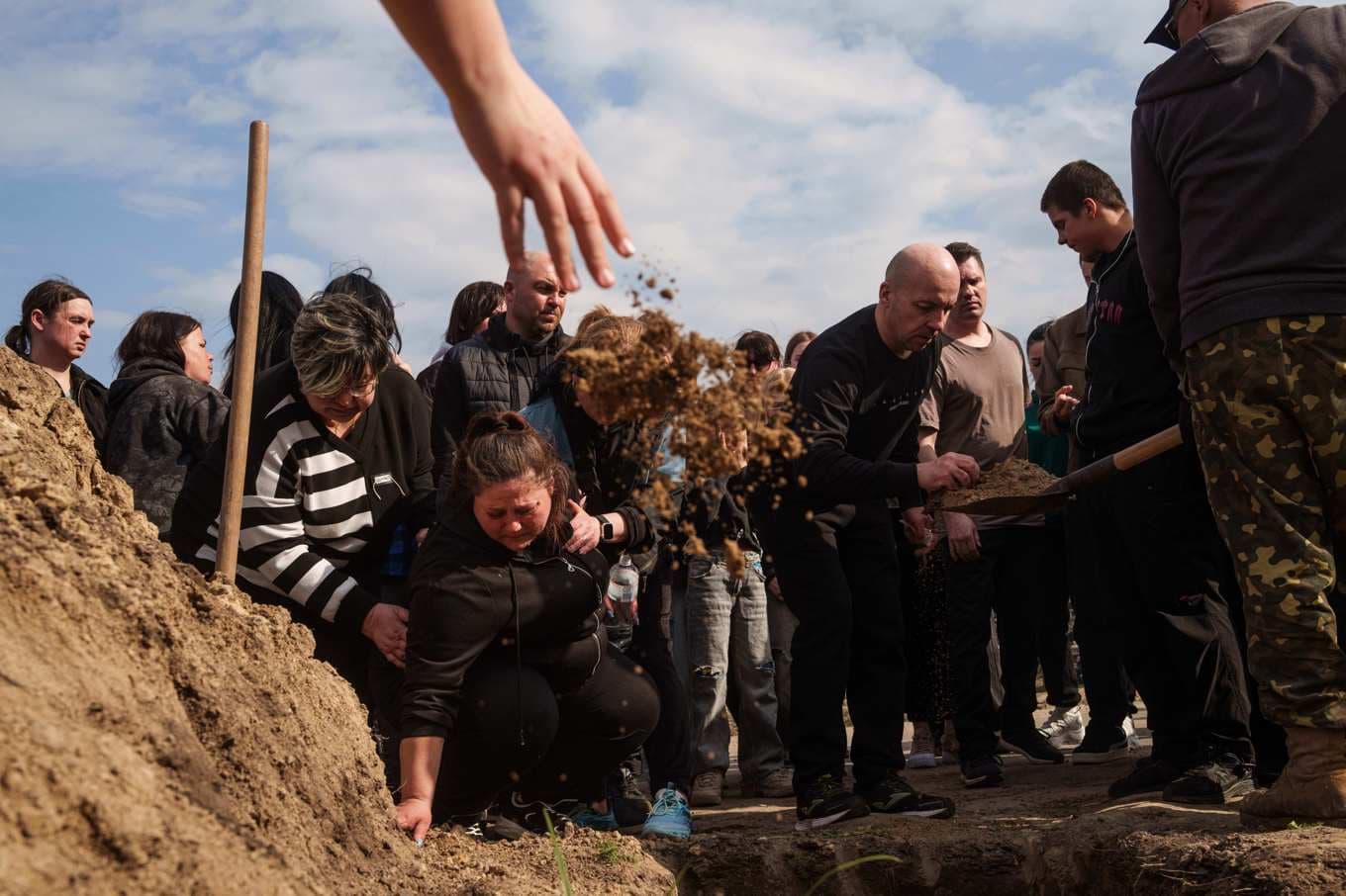 Ett barn begravs i den ukrainska staden Tjerkasy. Bild från i våras. Foto: Jevgenij Maloletka/AP/TT