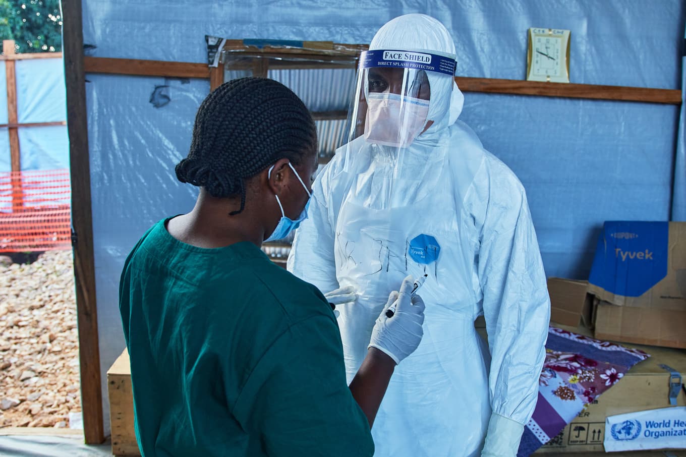 Hälsoarbetare vid ett ebolacenter i östra Kongo-Kinshasa i början av juli. Foto: Dirole Lotsima Dieudonne/AP/TT