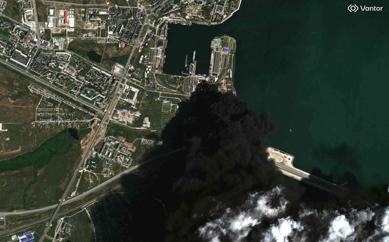 Satellitbild som visar brand och rök från bränslelager i staden Kertj, vid sundet med samma namn mellan Ryssland och Krim. Bilden togs i samband med ukrainska anfall i juni. Foto: Vantor, handout via AFP/TT