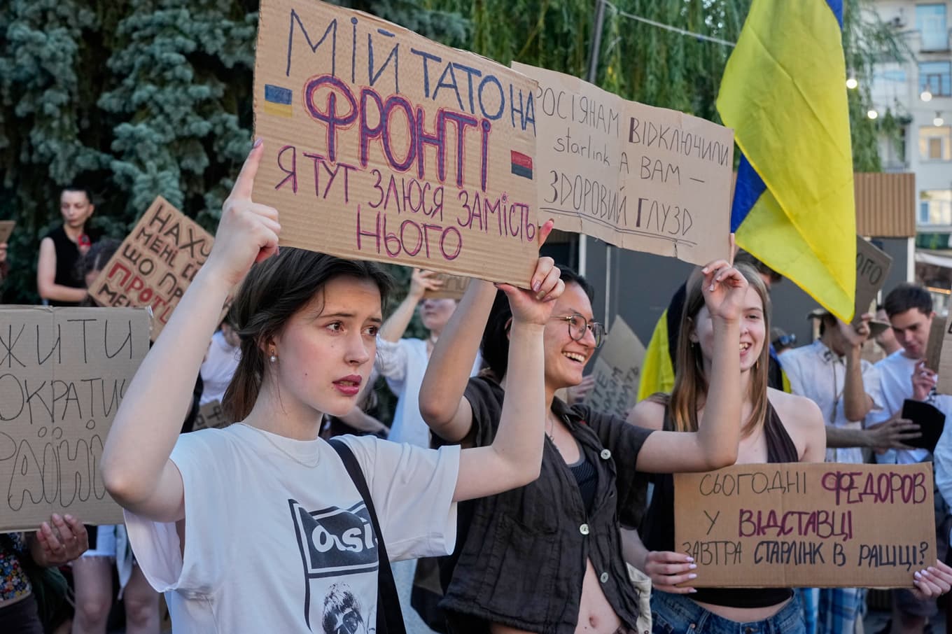 Demonstranter i Kiev på fredagen. Foto: Efrem Lukatsky /AP/TT