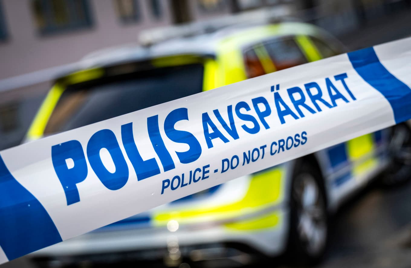 En 18-åring placerade en bomb, inslagen i rött papper och enligt polisen byggd så att den skulle detonera i händerna på någon, vid en skola. Arkivbild. Foto: Johan Nilsson / TT