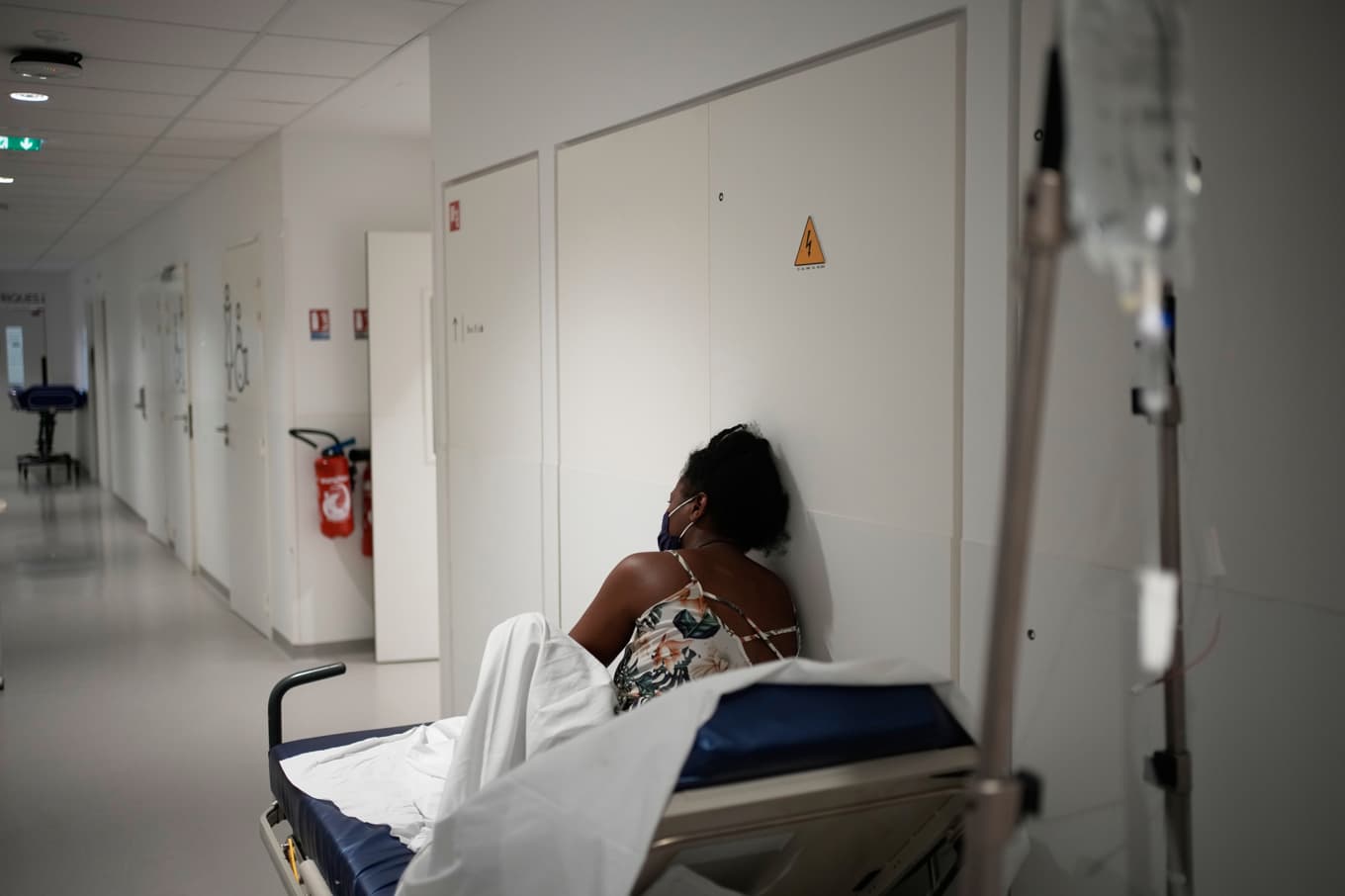 En av många patienter som fått vård på sjukhuset Paris-Saclay under värmeböljan. Foto: Christophe Ena/AP/TT