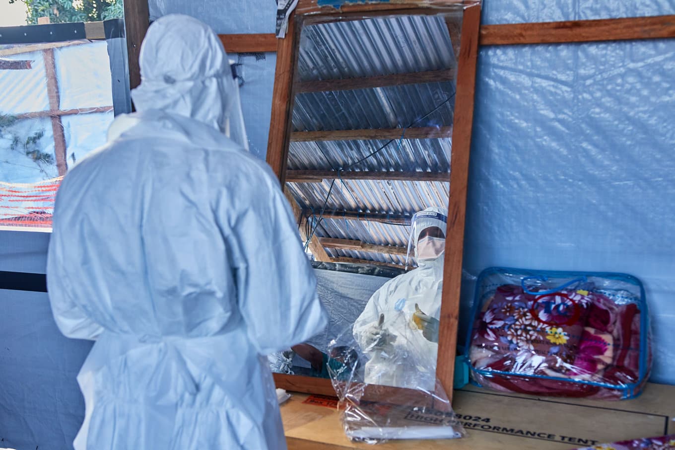 En vårdarbetare på ett ebolacenter i östra Kongo, tidigare i juli. Foto: Dirole Lotsima Dieudonne/AP/TT
