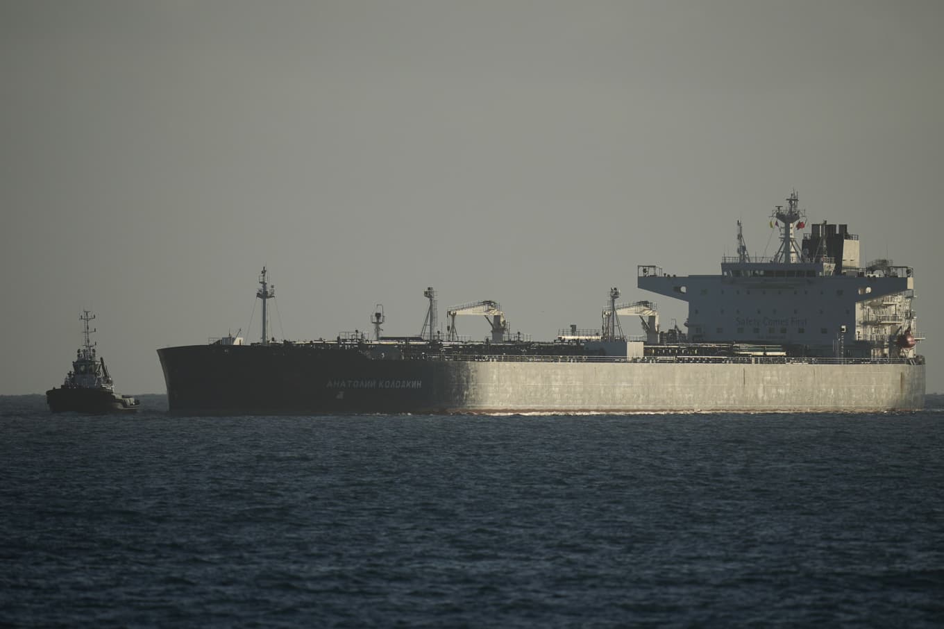 En ryskflaggad oljetanker nära Kuba på en bild från i våras. Foto: Ramon Espinosa/AP/TT