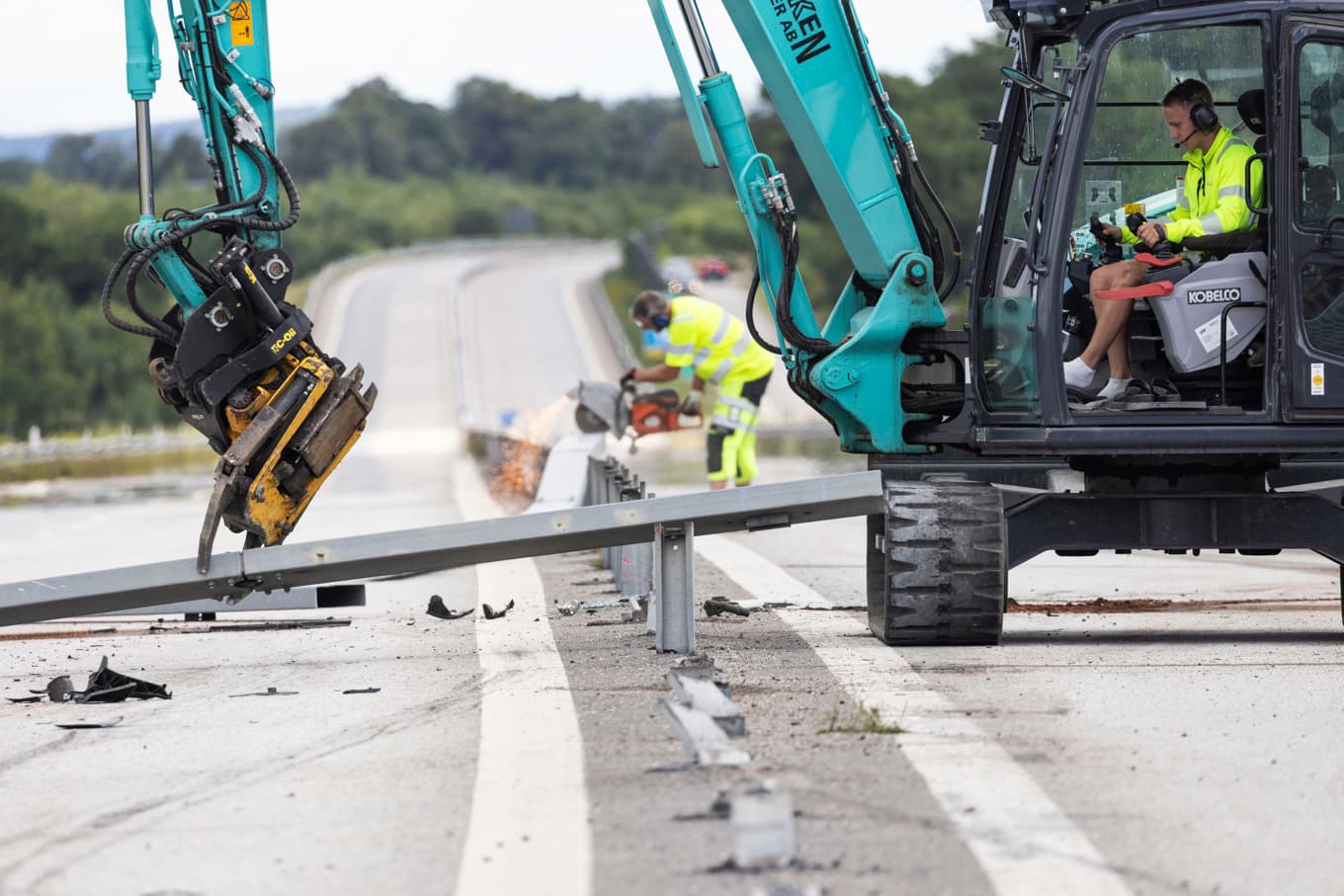 Arbetet med att ta bort det nedkörda mitträcket på E22 pågick för fullt under torsdagen. Foto: Andreas Hillergren/TT
