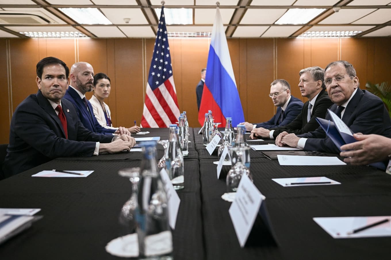 USA:s utrikesminister Marco Rubio och hans ryske kollega Sergej Lavrov i ett möte i den filippinska huvudstaden Manila. Foto: Brendan Smialowski/AP/TT
