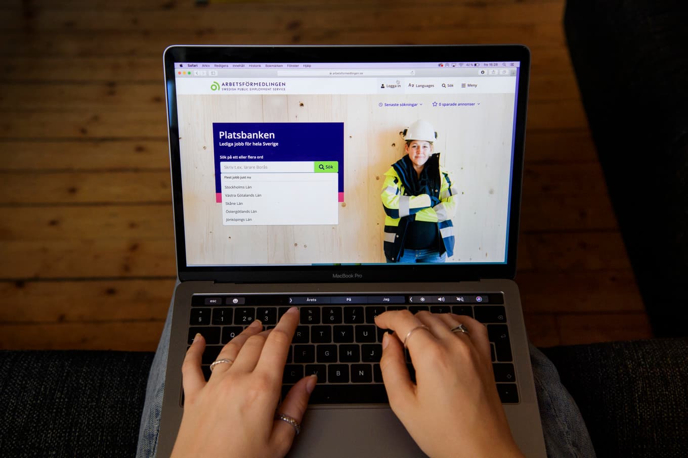 Söker jobb på Arbetsförmedlingens hemsida. Arkivbild Foto: Jessica Gow/TT