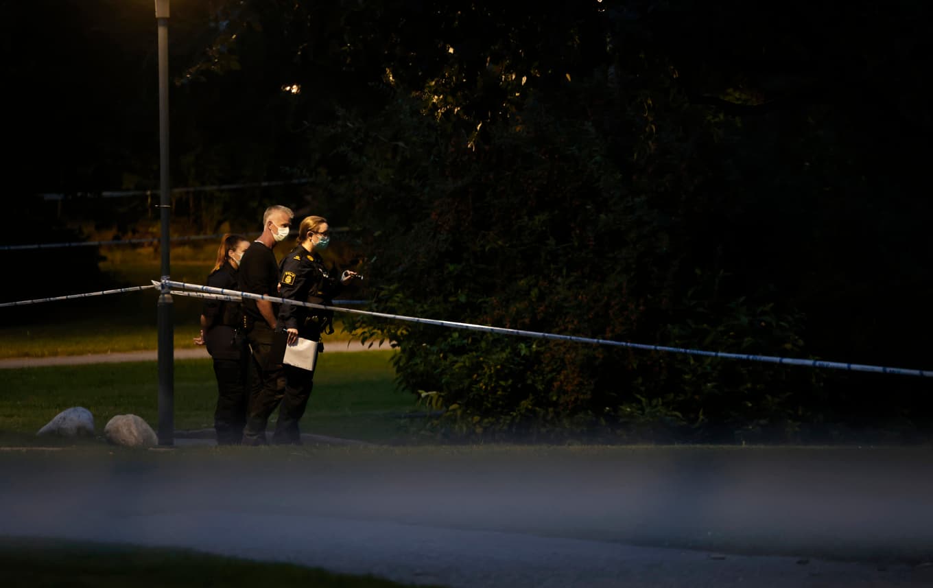 Polisens tekniker arbetade sent på fredagsplatsen på brottsplatsen i Hässelby. Foto: Fredrik Persson/TT