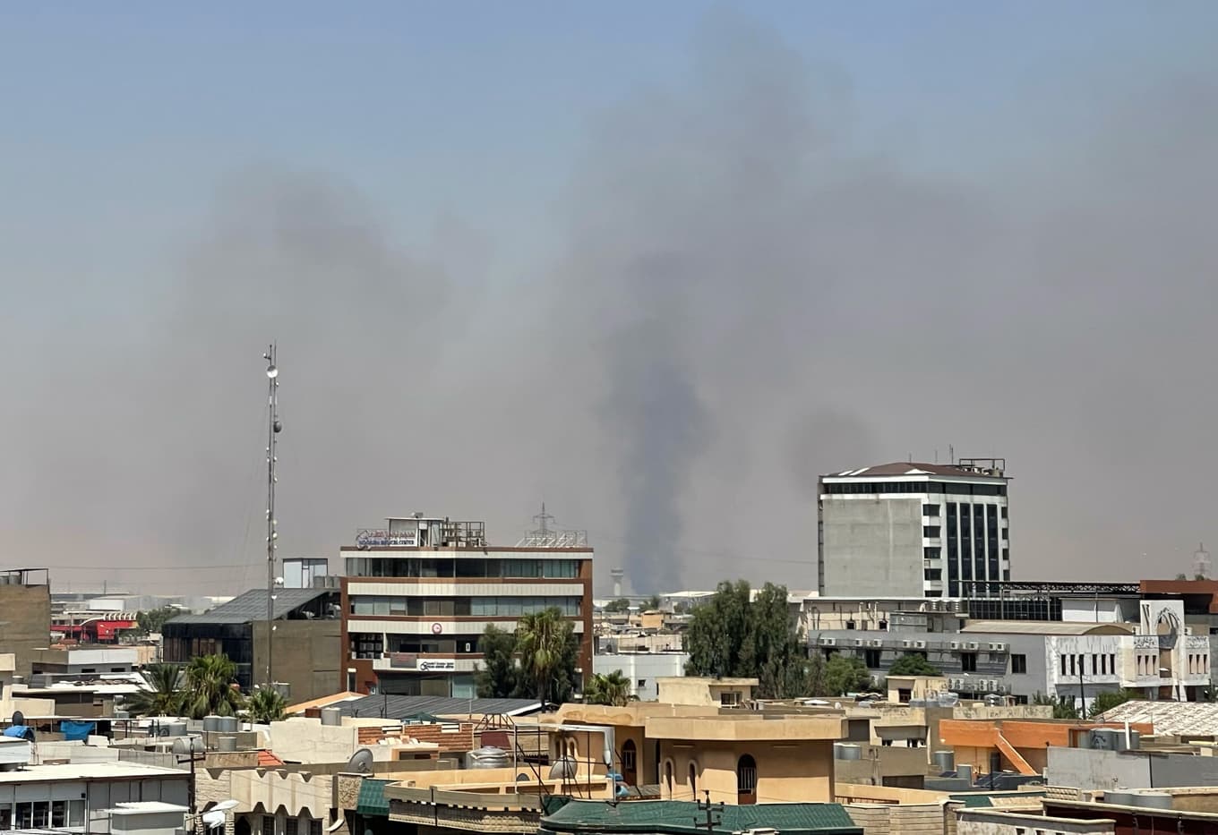 Rök stiger över Erbil i Irak efter explosioner på fredagen. Foto: Stella Martany/AP/TT