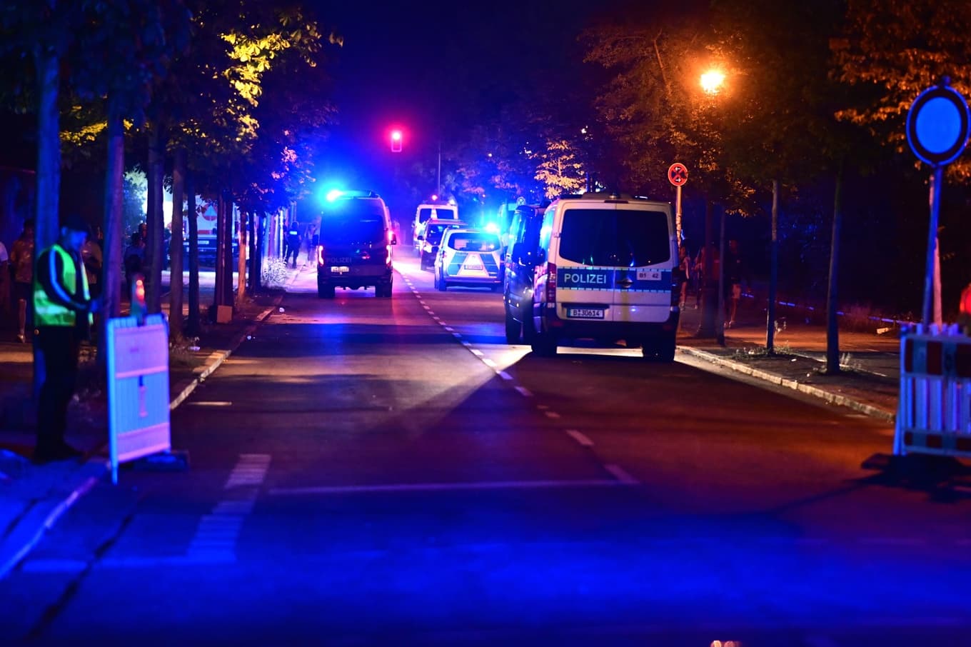 Polisuppbådet i Berlin är stort vid Tiergarten där en bil kört in i den pride-fest som pågick. Foto: Fabian Sommer /dpa via AP/TT