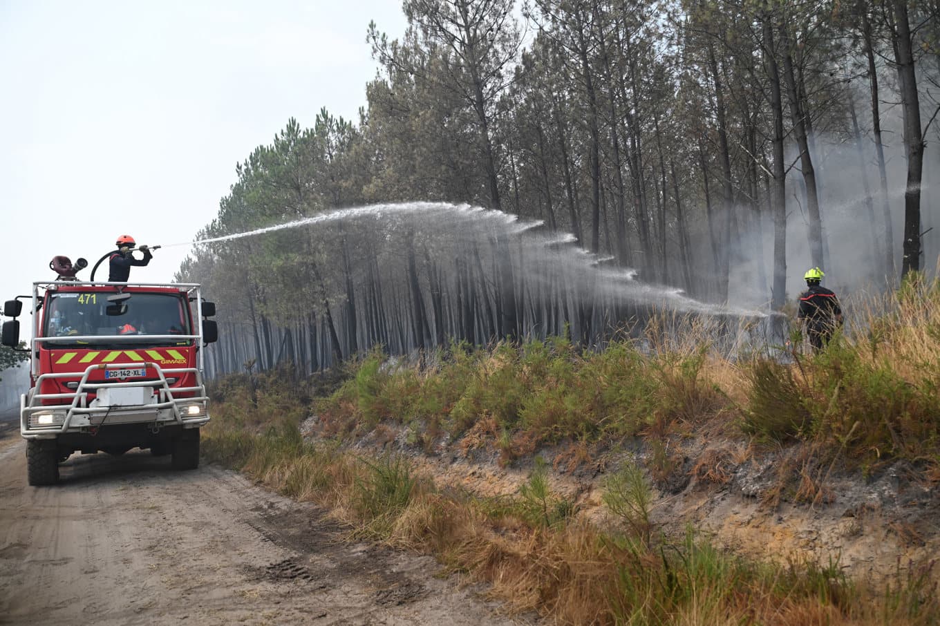 Brandmän bekämpar en brand utanför Bordeaux. Foto: Emma Da Silva/AP/TT