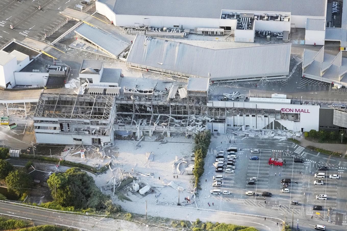 En flygbild över det skadade köpcentret i Kashima i södra Japan på tisdagen. Foto: AP/TT