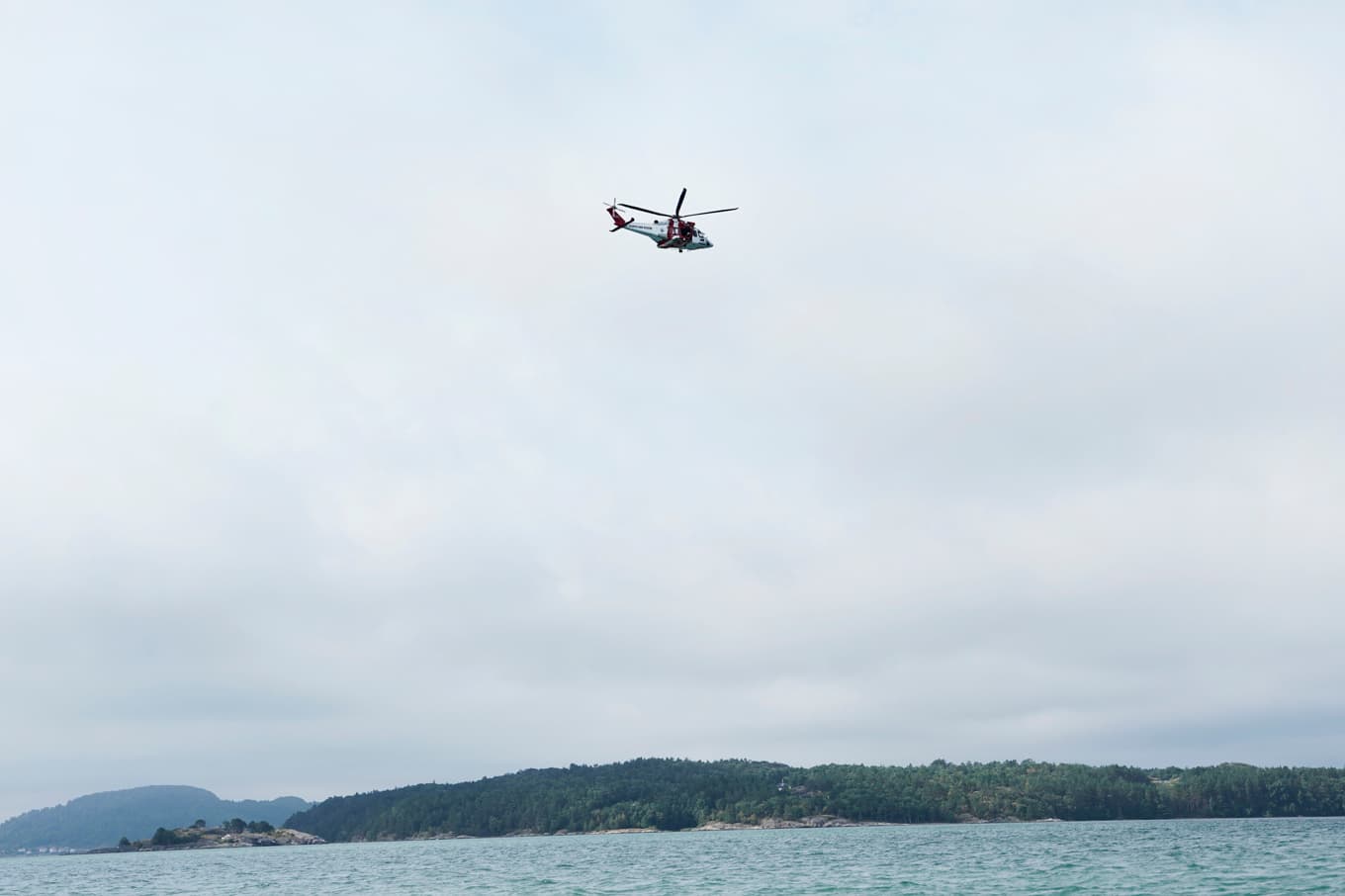 Räddningshelikopter söker utanför Rörtången i Kungälvs kommun. En kvinna och ett barn saknas efter en båtolycka utanför Tjörn på tisdagskvällen. Foto: Björn Larsson Rosvall/TT
