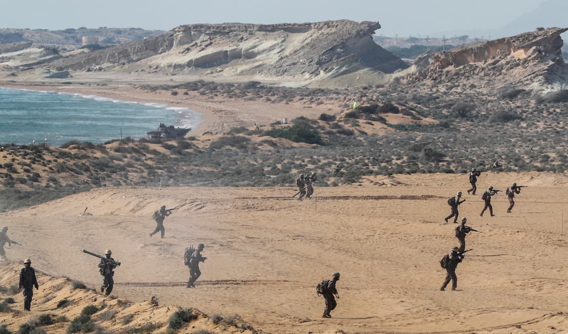 Soldater från Irans revolutionsgarde under en övning på ön Qeshm. Arkivbild. Foto: Hamed Malekpour/Tasnim/AP/TT