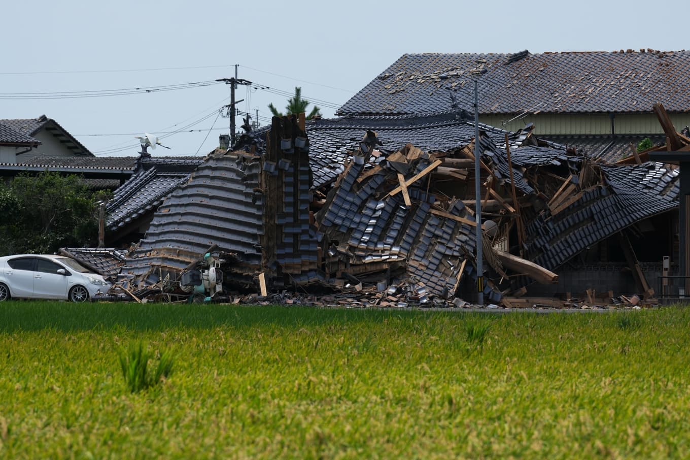 En kollapsad byggnad i Hikawa i södra Japan. Foto: Hiro Komae /AP/TT