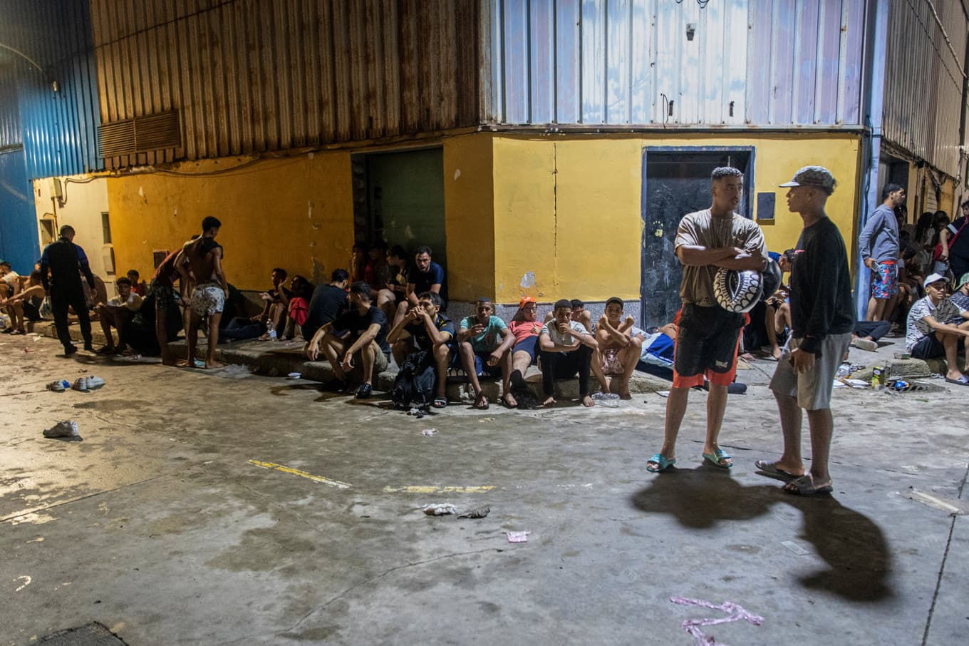 Migranter i Ceuta har tillbringat natten på gatan efter att de tagit sig till exklaven från Marocko, många av dem havsvägen. Foto: Antonio Sempere/AP/TT