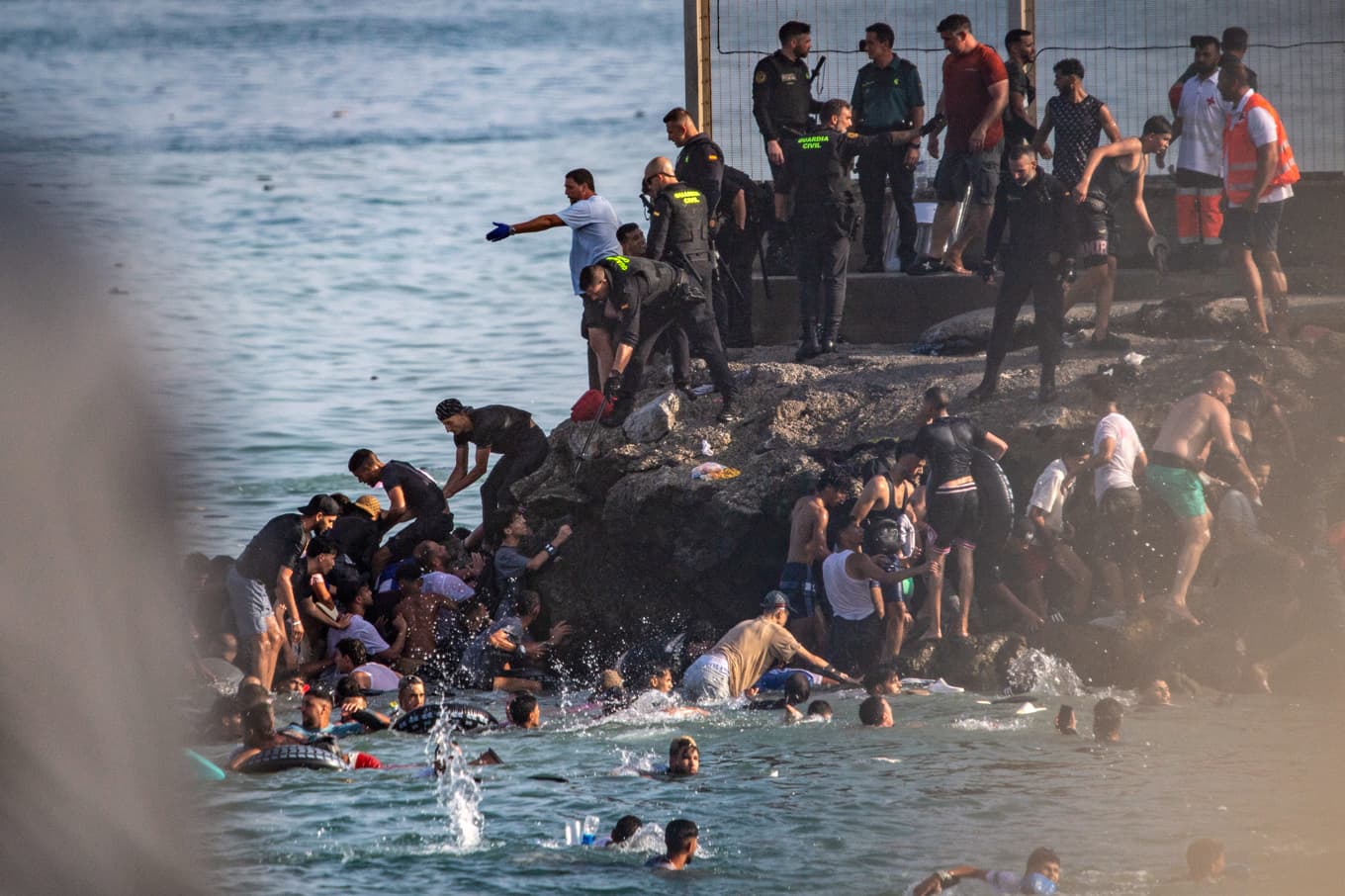 Migranter vid ett gränsstängsel mellan Marocko och Ceuta. Foto: Antonio Sempere/AP/TT