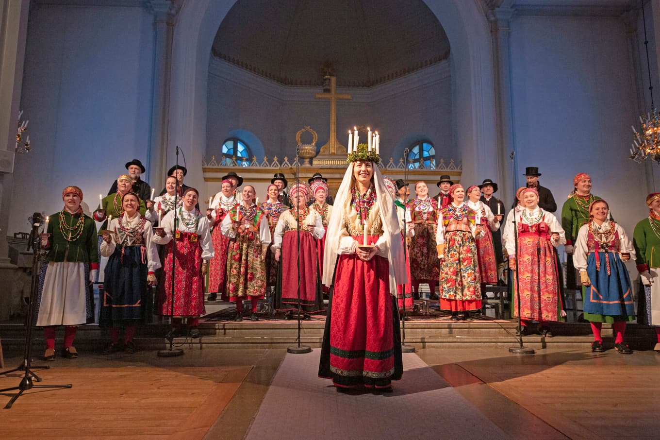 Ett uppskattat luciatåg. I utställningen om Dalarnas lussibrud får besökarna möjlighet att studera detaljerna i dräkter och huvudbonader på nära håll. Foto: Anna Joons