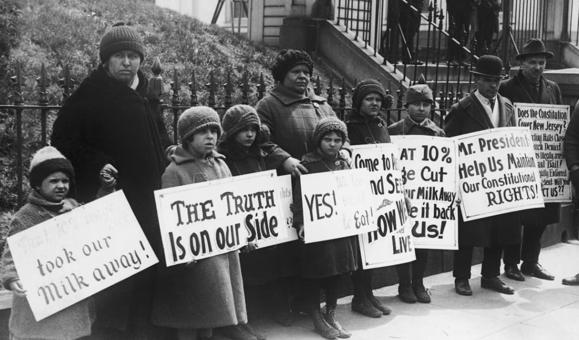 Barn deltar i en demonstration i New Jersey omkring 1930 mot att lönerna sänks med 10 procent. Foto: FPG/Hulton Archive/Getty Images