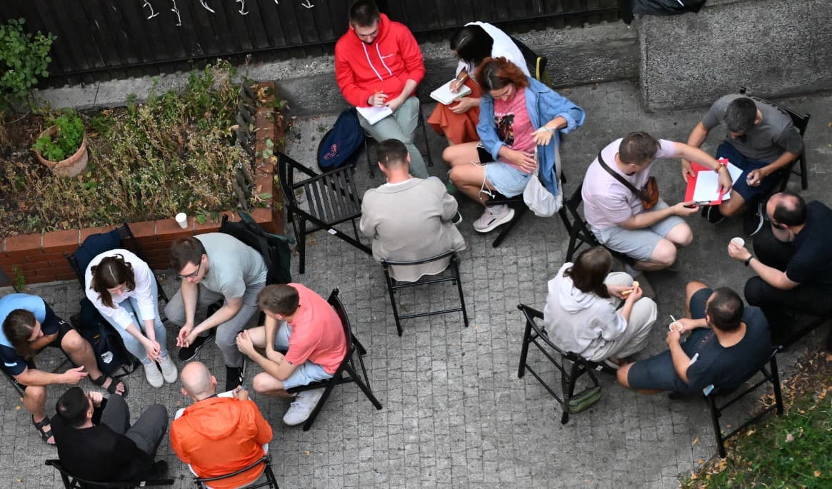 På bilden ser man belarusare, ukrainare, ryssar och andra rysktalande personer i Warszawa i Polen den 19 augusti 2025. Foto: AFP via Getty Images