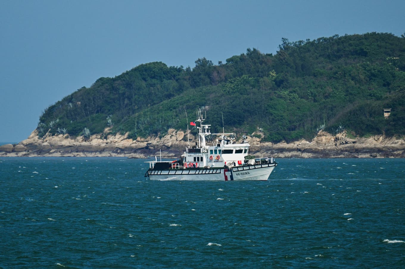 Ett taiwanesiskt kustbevakningsfartyg utanför ön Kinmen, som ligger nära Fujianprovinsen på det kinesiska fastlandet. Foto: Hector RETAMAL/AFP via Getty Images