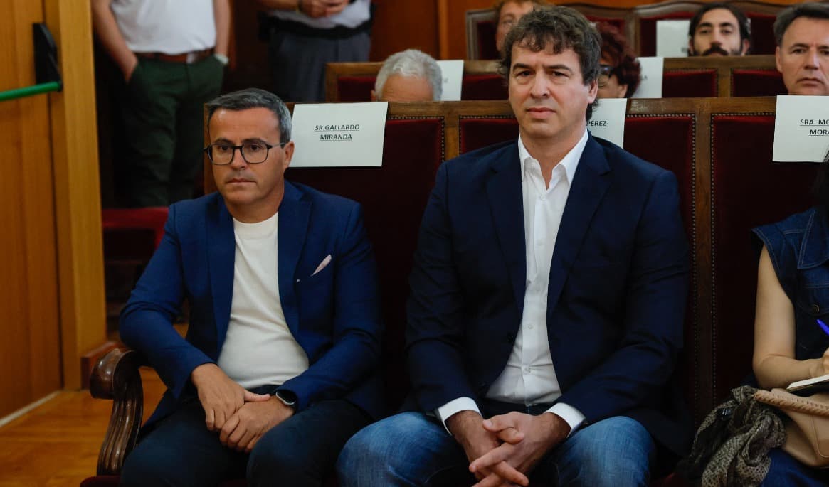 David Sánchez (t.h.) fick nio års avstängning från offentliga uppdrag och Miguel Angel Gallardo (t.v.), tidigare PSOE-ledare, fick 18 års avstängning.
FOTO: Andres Ballesteros/EFE POOL/AFP via Getty Images