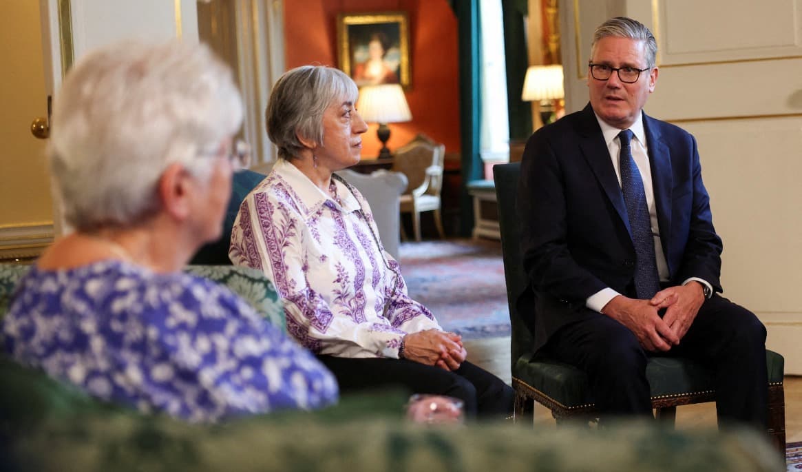 Storbritanniens premiärminister Keir Starmer deltar den 2 juni i ett möte med aktivister för att diskutera historiska fall av tvångsadoptioner. Foto: Isabel Infantes/POOL/AFP via Getty Images