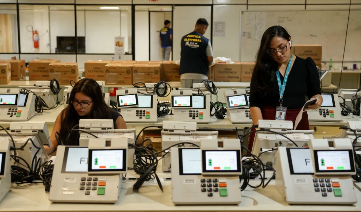 Anställda vid den regionala valdomstolen i Manaus i brasilianska delstaten Amazonas testar elektroniska röstningsmaskiner den 8 juli i år. Foto: Michael Dantas/AFP via Getty Images