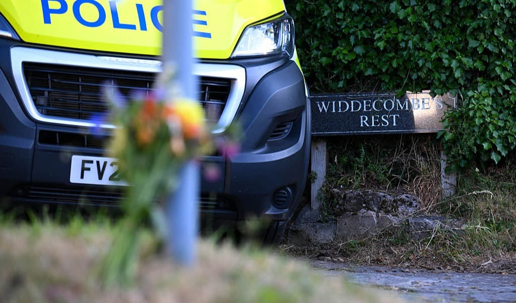 Polis på plats utanför brittiska politikern Anne Widdecombs hem i Dartmoor där hon hittades död, misstänkt mördad, den 9 juli. Foto: Finnbarr Webster/Getty Images