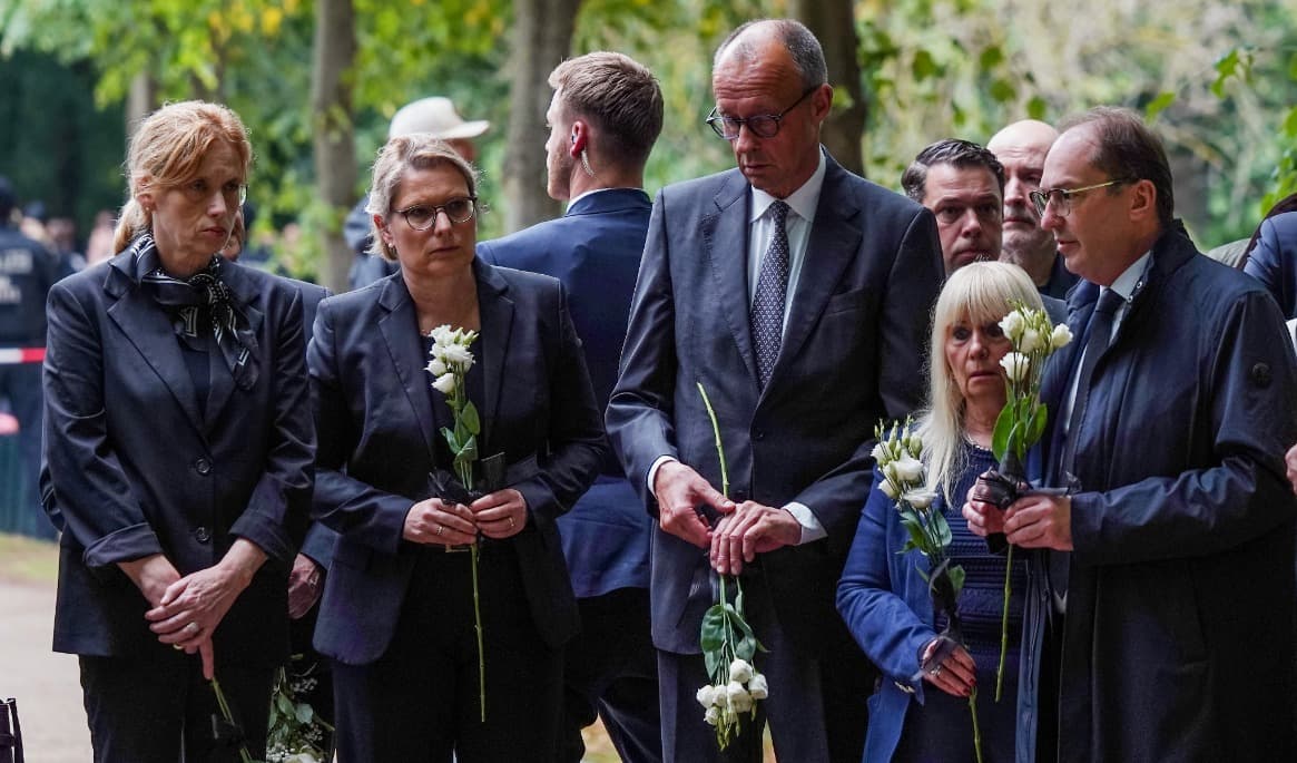 På bilden syns Tysklands förbundskansler tillsammans med inrikesminister Alexander Dobrindt (till höger), justitieminister Stefanie Hubig (andra från vänster) och familjeminister Karin Prien (till vänster) den 26 juli i Berlin. Dagen innan sent på kvällen körde Abdul Ballout med en skåpbil in i en folkmassa. En kvinna dog och många skadades. Foto: Fadi Yousef – POOL/Getty Images