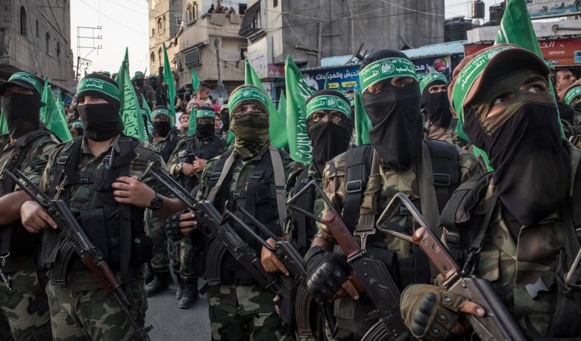 Militanta från den palestinska terrororganisationen Hamas i samband med en militärparad i Gaza City i Gaza den 20 juli 2017. Foto: Chris McGrath/Getty Images