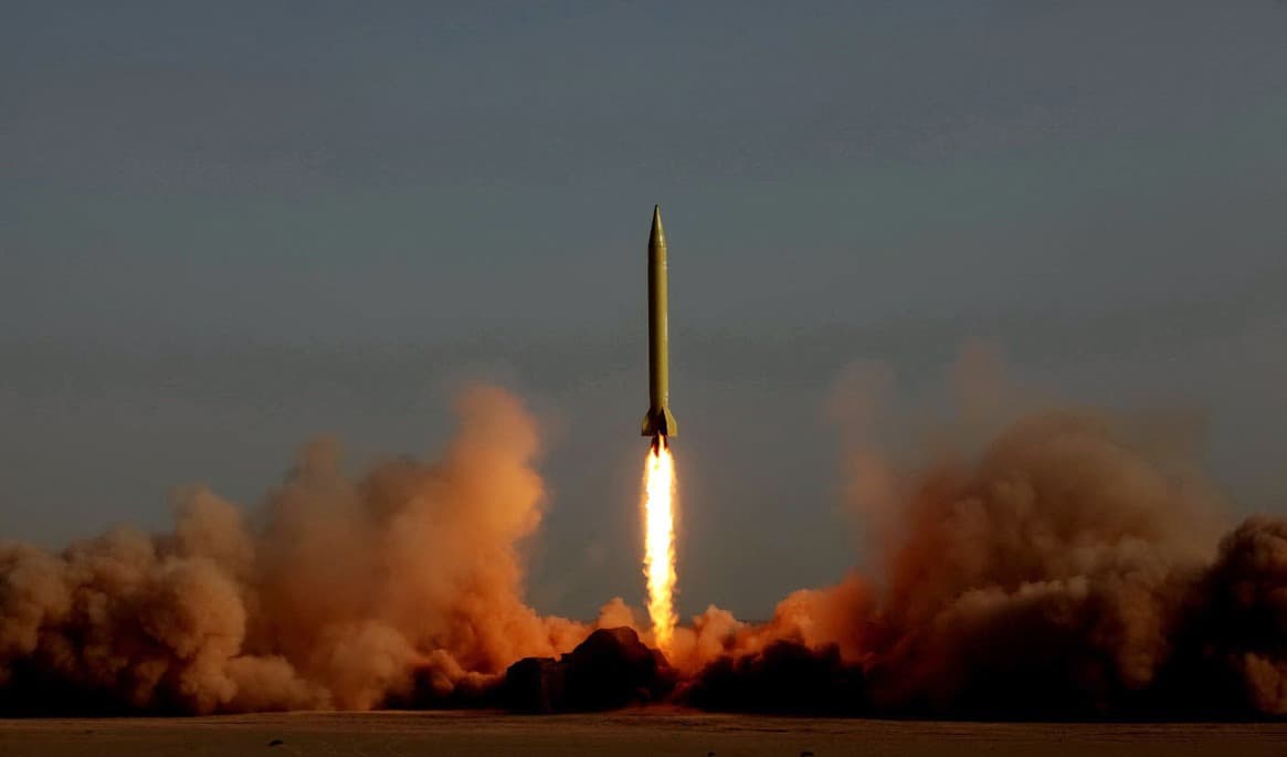 Den ballistiska roboten Ghadr avfyras av den iranska elitstyrkan Revolutionsgardet. Foto: Raouf Mohseni/Mehr News/AFP via Getty Images