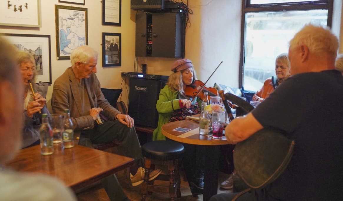 Christine och Finbarr Murphy sitter längst till vänster vid en ”trad music session” på Neligan’s Bar i Dingle, Irland. Foto: Eva Sagerfors